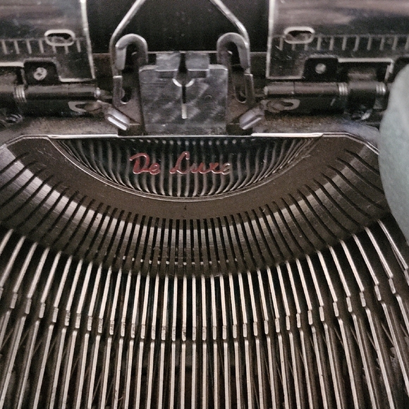 Olympia De Luxe Typewriter in Green - Picture 5 of 5